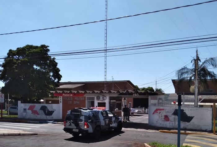 Viatura do GATE entra no 13º Batalhão da PM em Araraquara - Crédito: Divulgação