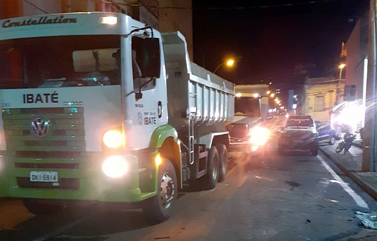 Caminhões da Prefeitura de Ibaté no Centro de São Carlos - Crédito: Divulgação