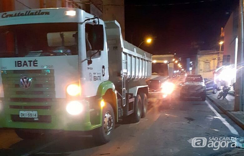 Caminhões da Prefeitura de Ibaté no Centro de São Carlos - Crédito: Divulgação