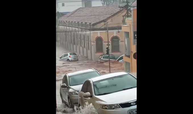 Vídeo mostra carros sendo arrastados pela enchente no Centro - Crédito: Whatssapp SCA - (16) 99633-6036
