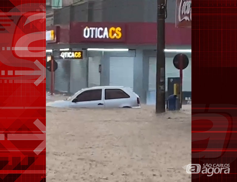 Chuva volta a castigar o Centro de São Carlos - Crédito: Reprodução