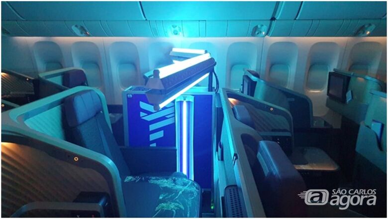 Tecnologia (robô autônomo) com Luz Ultra Violeta (UV- C) sendo aplicada no interior de avião na LATAM com o acompanhamento e apoio dos pesquisadores do CEPOF – IFSC- USP - Crédito: Latam