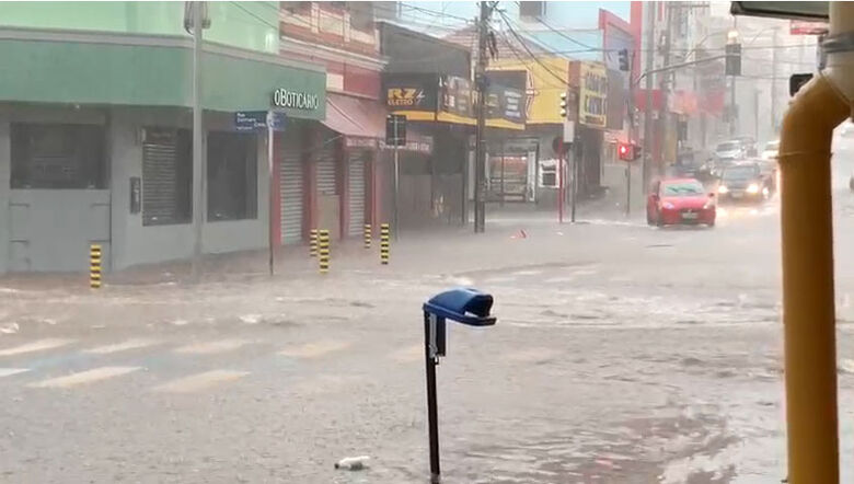 Chuva na baixada do mercado - Crédito: Whatssapp SCA - (16) 99633-6036