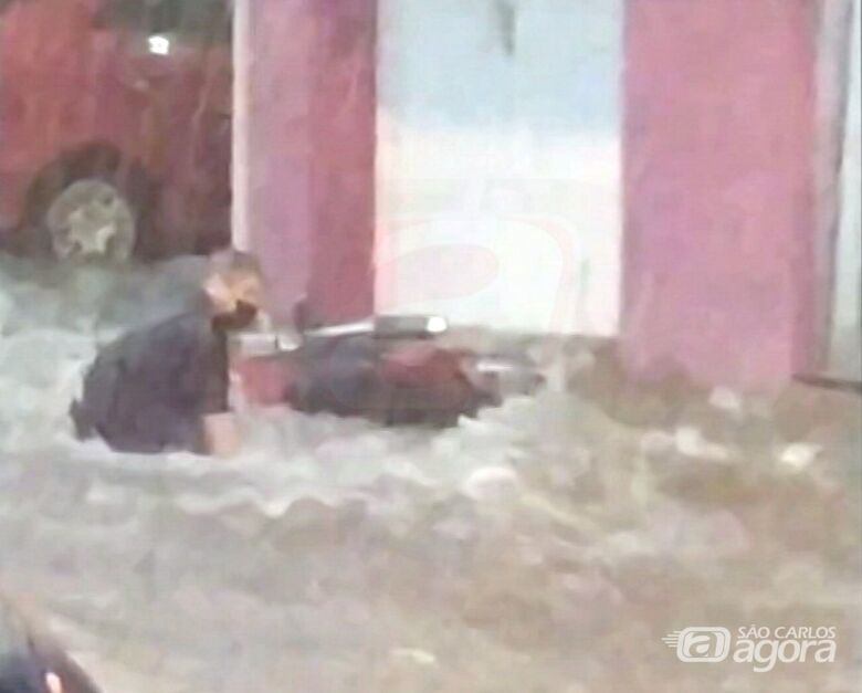 Vídeo mostra moto sendo arrastada pela enxurrada na Antonio Blanco - Crédito: Reprodução