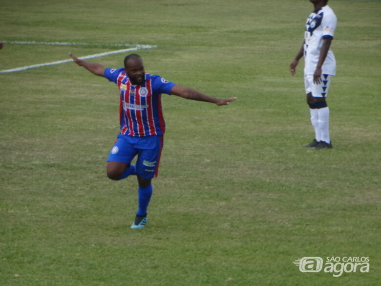 Edu Love comemora: atacante marcou o primeiro gol da vitória gremista em cima da Matonense - Crédito: Marcos Escrivani