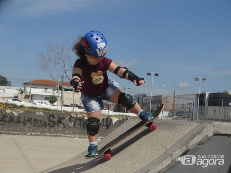 Durante treinos na pista de skate do Santa Felícia, 'ferinha' mostra talento na prancha: treinos semanais para apurar técnica - Crédito: Marcos Escrivani