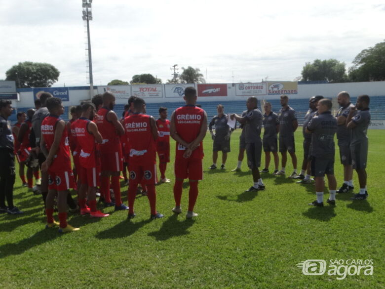 "Resenha" quente: Marcus Vinícius procura motivar atletas para jogo decisivo em Jaú. Tem que vencer o XV - Crédito: Marcos Escrivani