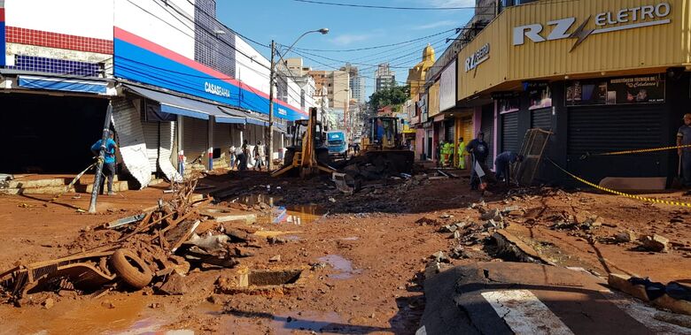Rua Episcopal, perto do Calçadão teve o asfalto arrancado com a força da água - Crédito: Reprodução
