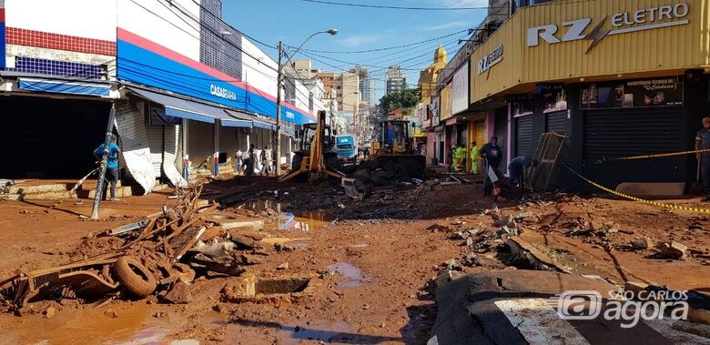 Rua Episcopal, perto do Calçadão teve o asfalto arrancado com a força da água - Crédito: Reprodução