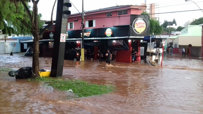 Enchente em São Carlos - Crédito: Whatssapp SCA - (16) 99633-6036