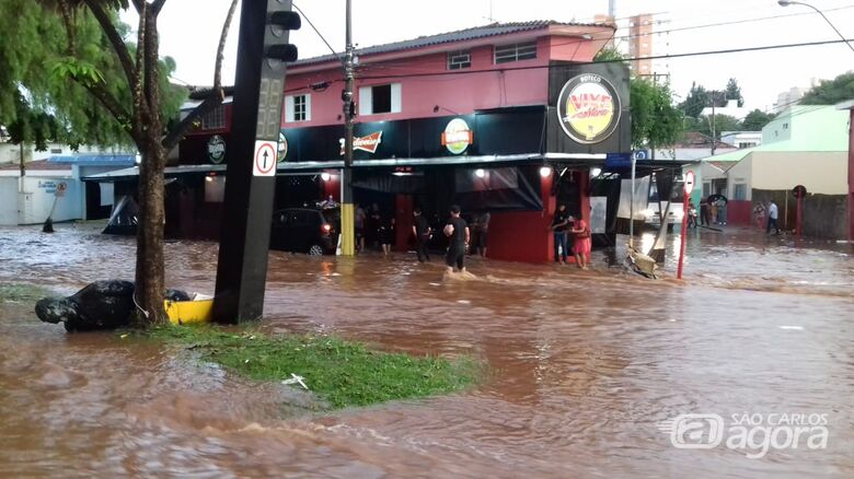 Enchente em São Carlos - Crédito: Whatssapp SCA - (16) 99633-6036
