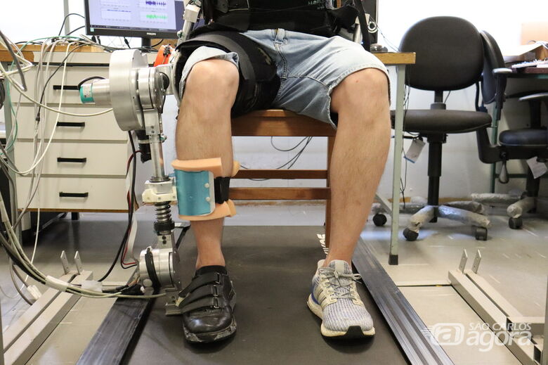Sistema robótico auxiliará pacientes a realizar movimentos na reabilitação pós-AVC. - Crédito: Henrique Fontes