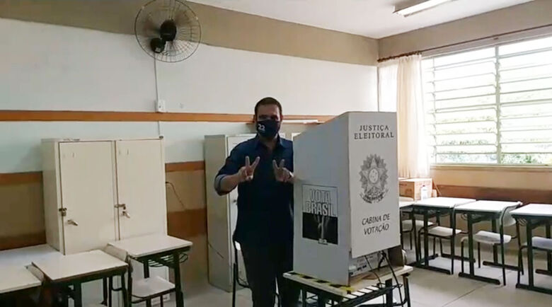 Julio Cesar faz sinal de vitoria após votar. - Crédito: Reprodução