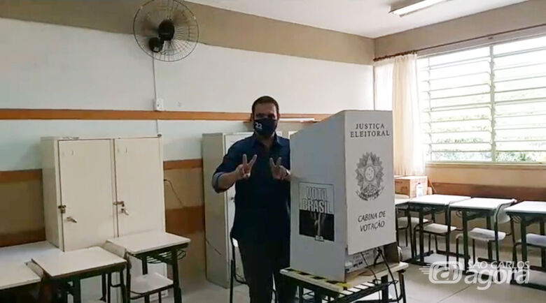 Julio Cesar faz sinal de vitoria após votar. - Crédito: Reprodução