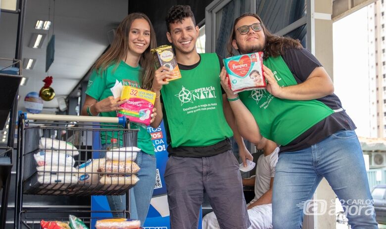 Universitários coletam alimentos em supermercado que serão doados para a população carente - Crédito: Divulgação