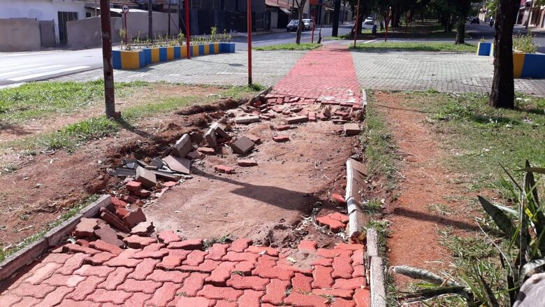 Pista de caminhada e ciclovia da Avenida Henrique Gregori foi danificada pelas chuvas - Crédito: Divulgação