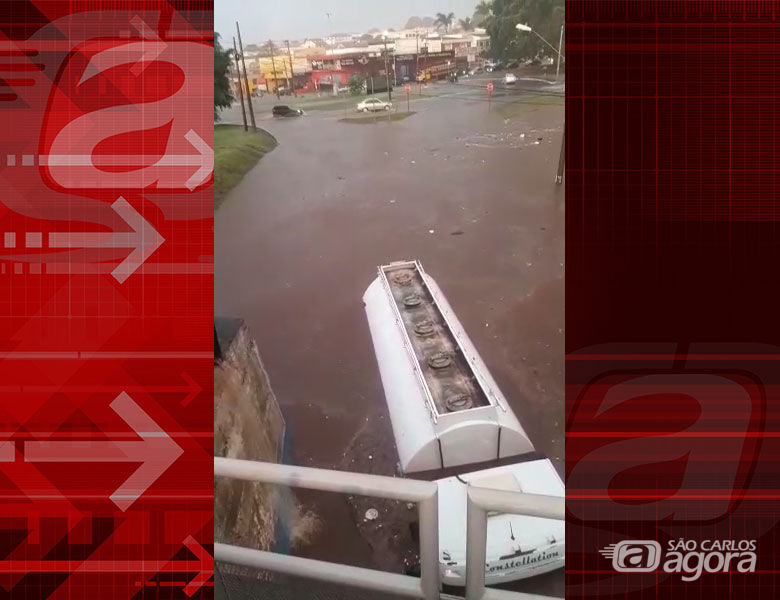 Chuva alaga pontilhão da Praça Itália - 