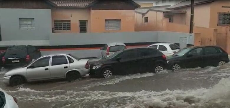 Carros são arrastados pela enxurrada na Raimundo Correa - Crédito: Whatssapp SCA - (16) 99633-6036