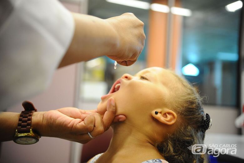 Crianã recebe a vacina de gotinha - Crédito: Agência Brasil