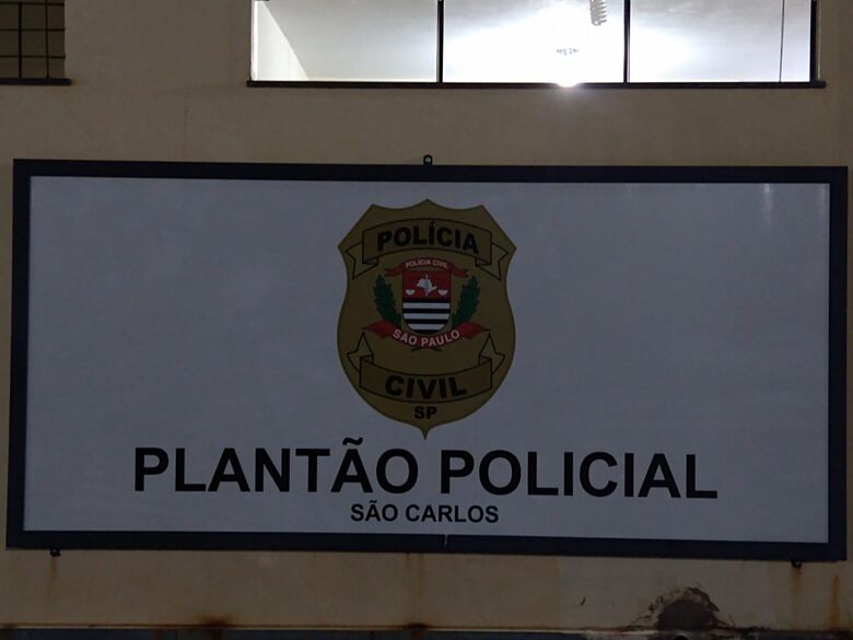 Jovem embriagado pega o carro do patrão sem autorização e se envolve em acidente -