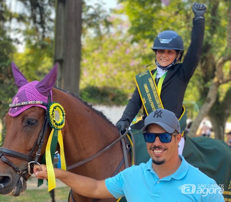 Luiza e Rogério após a conquista do título brasileiro: são-carlense, com apenas 9 anos, faz história no hipismo - Crédito: Divulgação