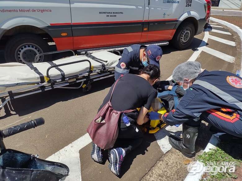 Motociclista leva a pior após colisão em rotatória na Vila Prado - Crédito: Maicon Ernesto