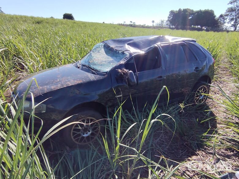 Gol ficou destruído após capotamento: motorista nada sofreu - Crédito: Maicon Ernesto