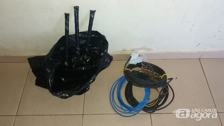 Usuário de drogas é detido após furtar fios e canos de imóvel desocupado -