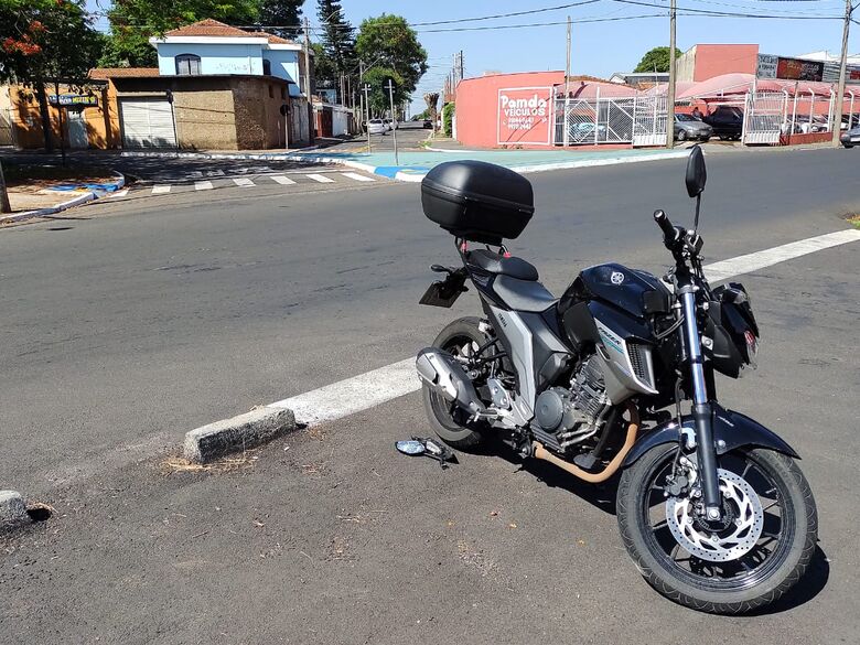 Motos colidem em cruzamento perigoso na Vila Prado - Crédito: Maicon Ernesto