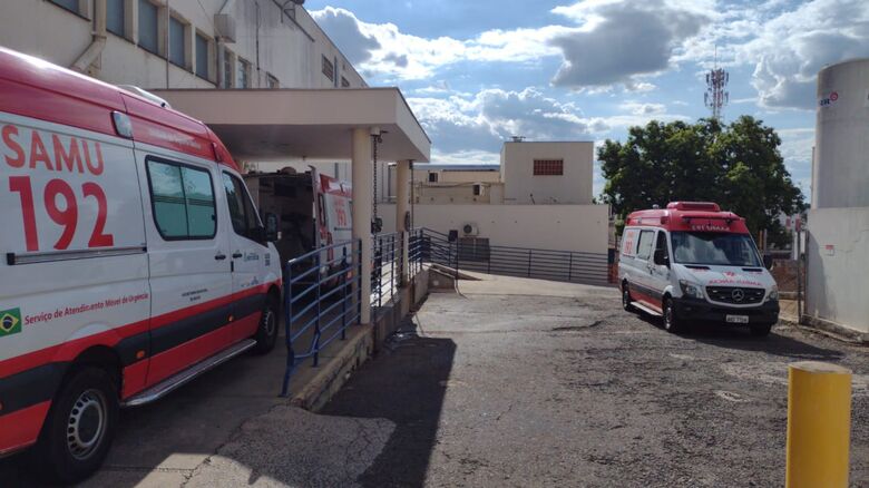 Ambulâncias na Santa Casa à espera de liberação - Crédito: Maicon Ernesto