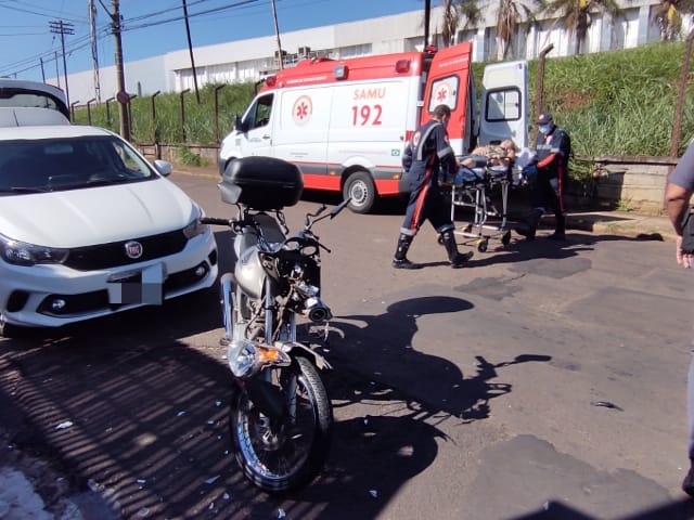 Três ficam feridos após colisão entre moto e bike - Crédito: Maicon Ernesto