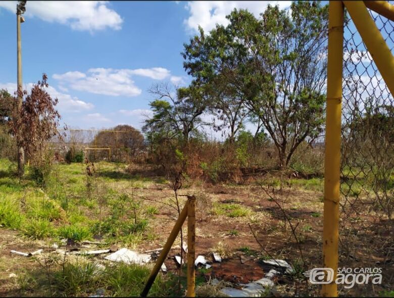 Moradores reclamam: área de lazer e campinho estão abandonados no Jardim Belvedere - Crédito: Maicon Ernesto
