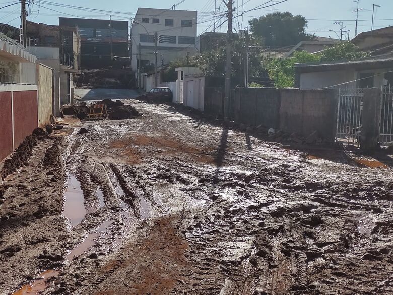 Lagoa Serena está intransitável e com carros abandonados - Crédito: Maicon Ernesto