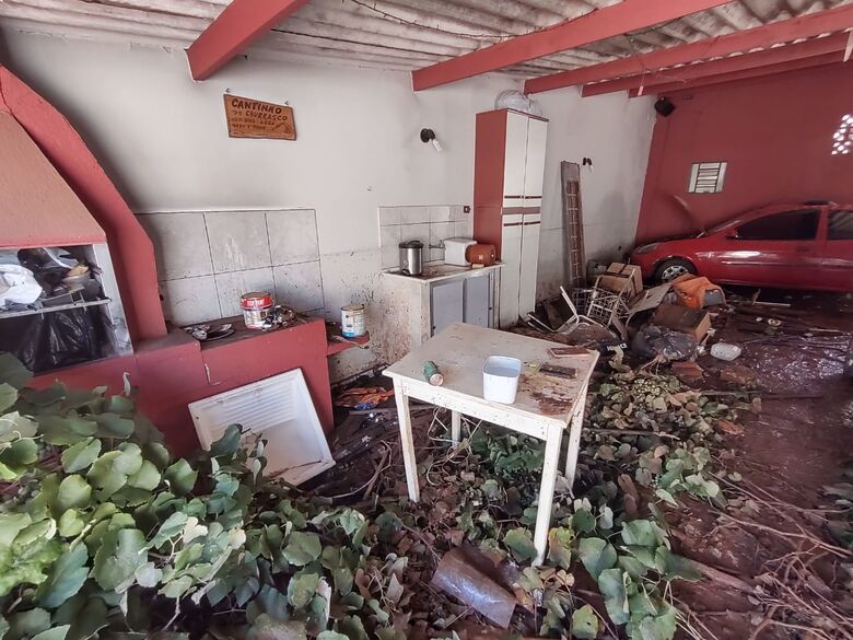 Casa desaba no centro de São Carlos e família perde tudo - Crédito: Maicon Ernesto