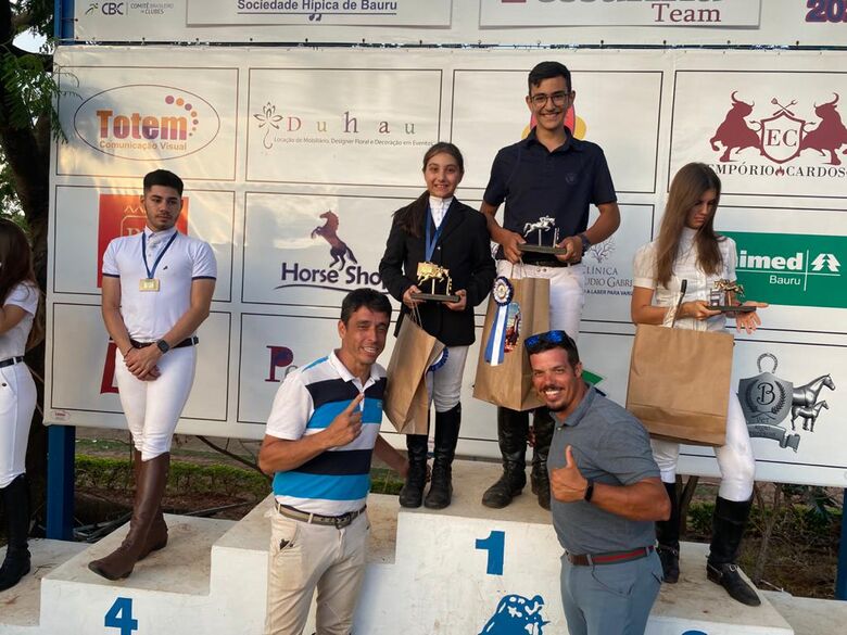 No pódio, Luiza comemora a primeira colocação na categoria 1 metro - Crédito: Divulgação