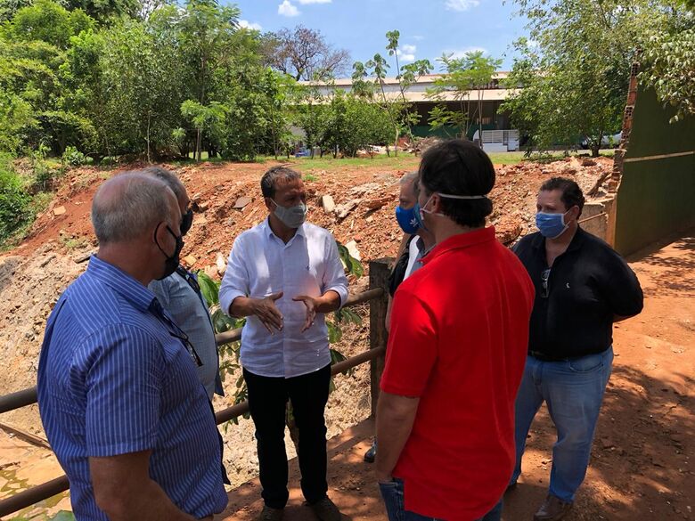 Engenheiros do Daee vistoriam córrego do Mineirinho - Crédito: Divulgação