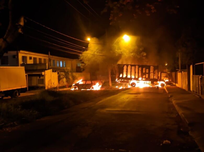 Caminhão incendiado durante ataque em Araraquara - Crédito: Divulgação