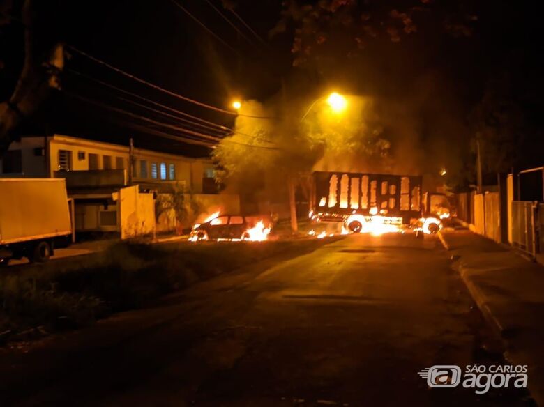 Caminhão incendiado durante ataque em Araraquara - Crédito: Divulgação