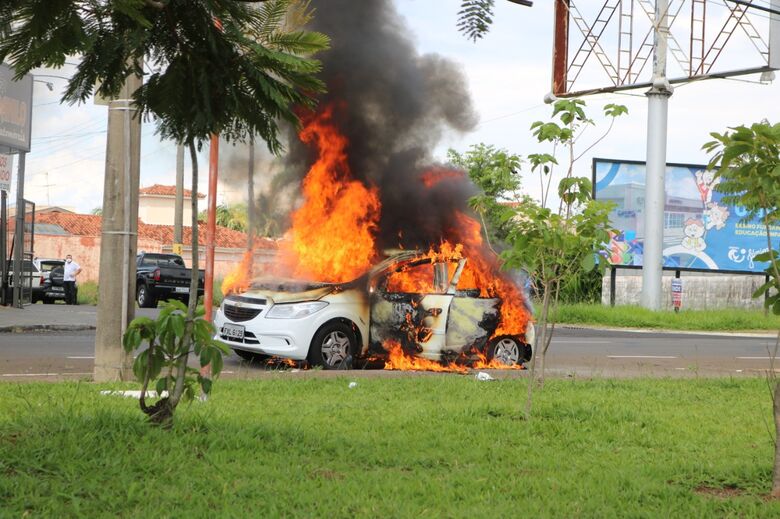 Carro foi consumido por incêndio na Miguel Petroni - Crédito: Maycon Maximino