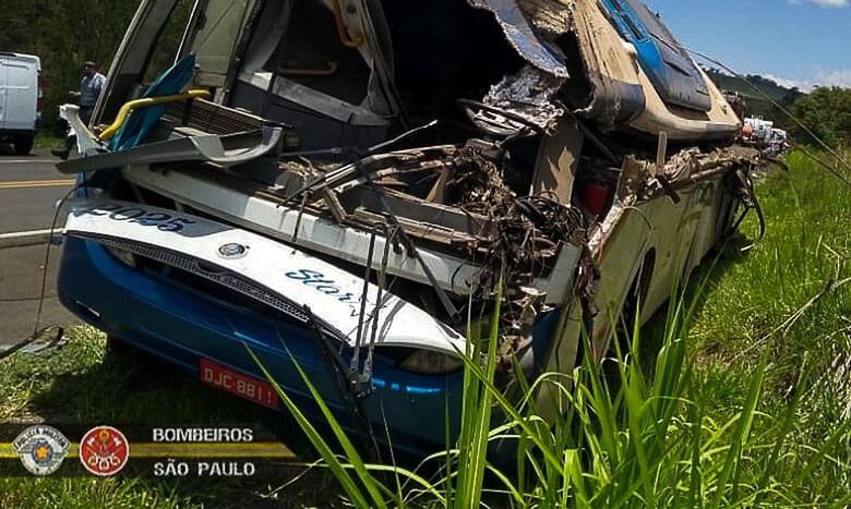 Ônibus ficou destruído após a colisão - Crédito: Divulgação/Corpo de Bombeiros