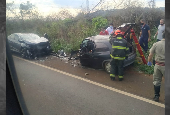 Colisão frontal matou mãe e filha na Gavião Peixoto - Araraquara. - Crédito: RCIA