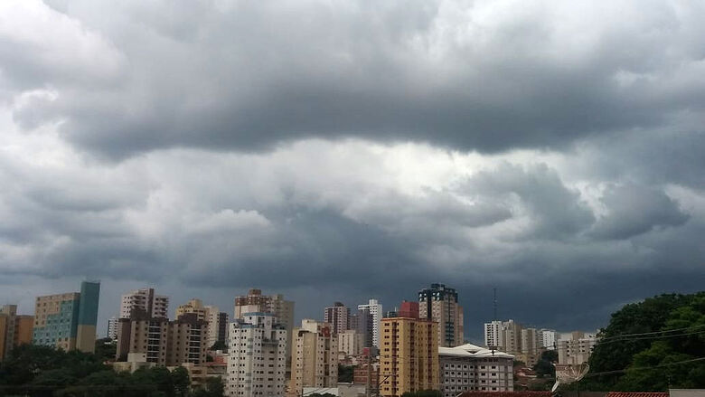Foto mostra nuvens carregadas sobre o Centro de São Carlos - Crédito: Marcelo Zacarin/Whatsapp SCA
