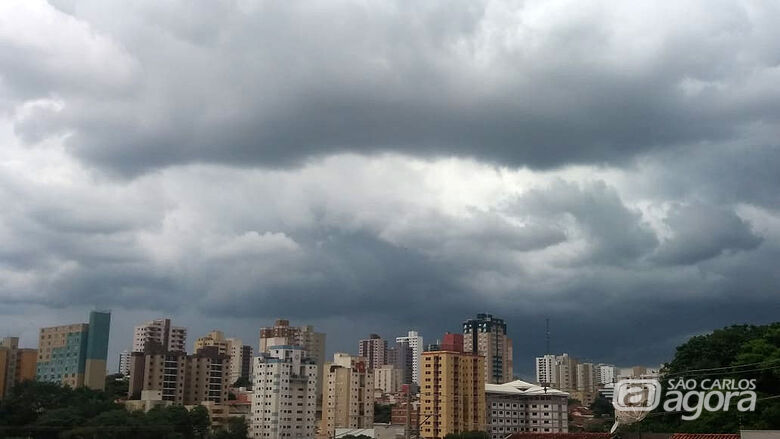 Foto mostra nuvens carregadas sobre o Centro de São Carlos - Crédito: Marcelo Zacarin/Whatsapp SCA