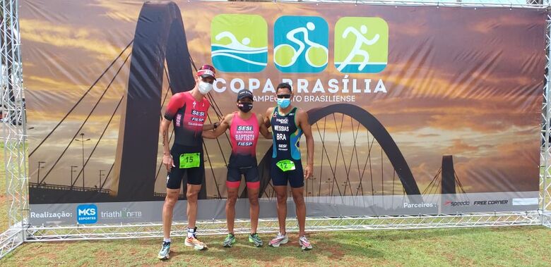 Equipe de triathlon do Sesi São Carlos sobe ao pódio da Copa Brasília - Crédito: Divulgação