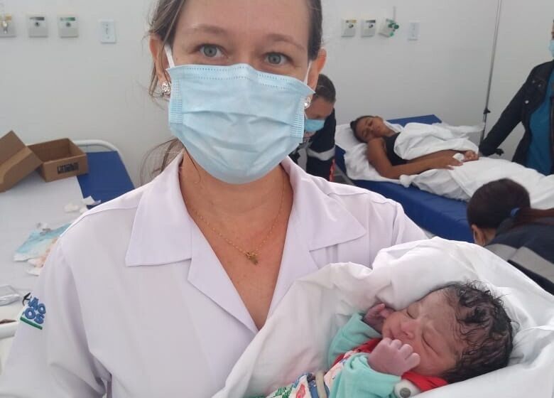 Dra Juliana Colombo segurando a pequena Vitória no colo - Crédito: Colaborador/SCA
