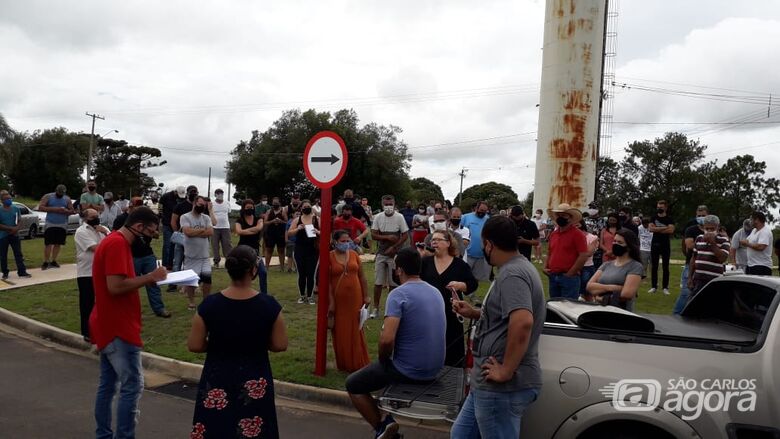 Moradores durante a reunião: eles buscam entendimentos com o Grupo Cem e querem a posse dos lotes do Arcoville - Crédito: Divulgação