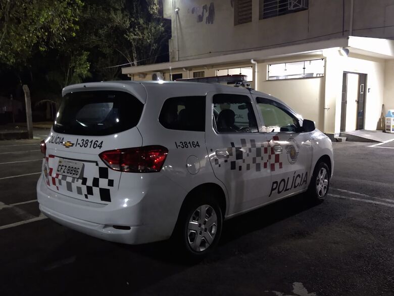 Homem fica gravemente ferido após ser espancado e esfaqueado -