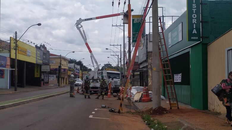 Trânsito é interditado em trecho da Avenida São Carlos para troca de poste - Crédito: Maycon Maximino