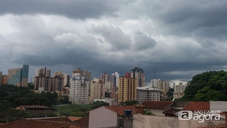 Nuvens carregadas se aproximam de São Carlos - Crédito: Whatssapp SCA - (16) 99633-6036