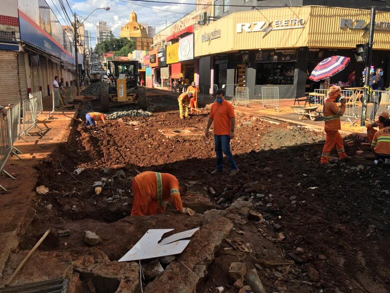 Prefeitura inicia recuperação da Rua Episcopal -
